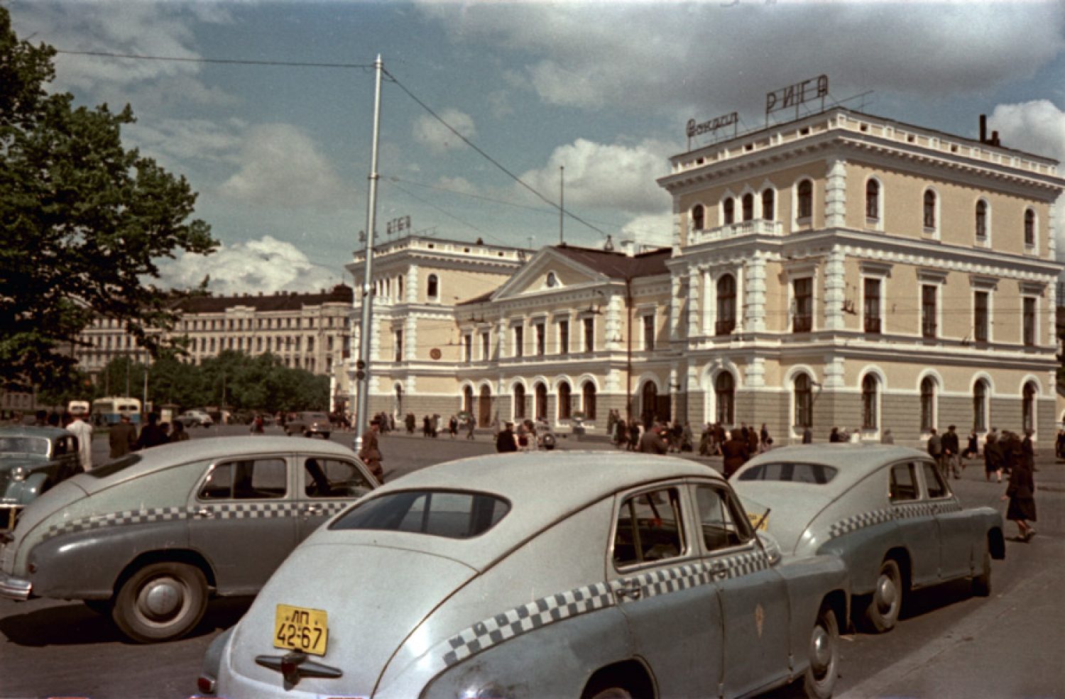 Старый таксопарк. Рига в 60-е годы. Вокзал Рига СССР. Рига вокзал 1960 год. Рига Латвия вокзал 90 е годы.